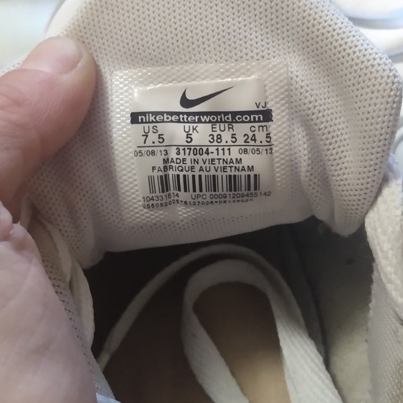 Kids Nike shoes $30 white women's shoes $25 - Picture 4 of 6